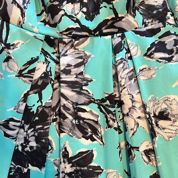 TAYLOR FLORAL DRESS Size 6 - Picture 3 of 9